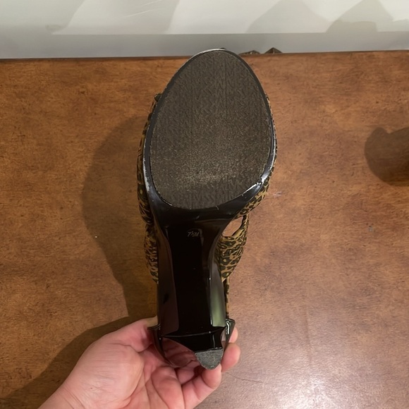 Michael Kors Cheetah Berkley T-Strap Heels Size 7.5 - Picture 11 of 16